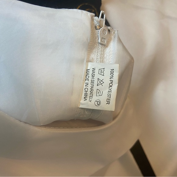 Elegant White Kids Dress with Floral Accents Flower girl or Confirmation dress - Picture 4 of 5